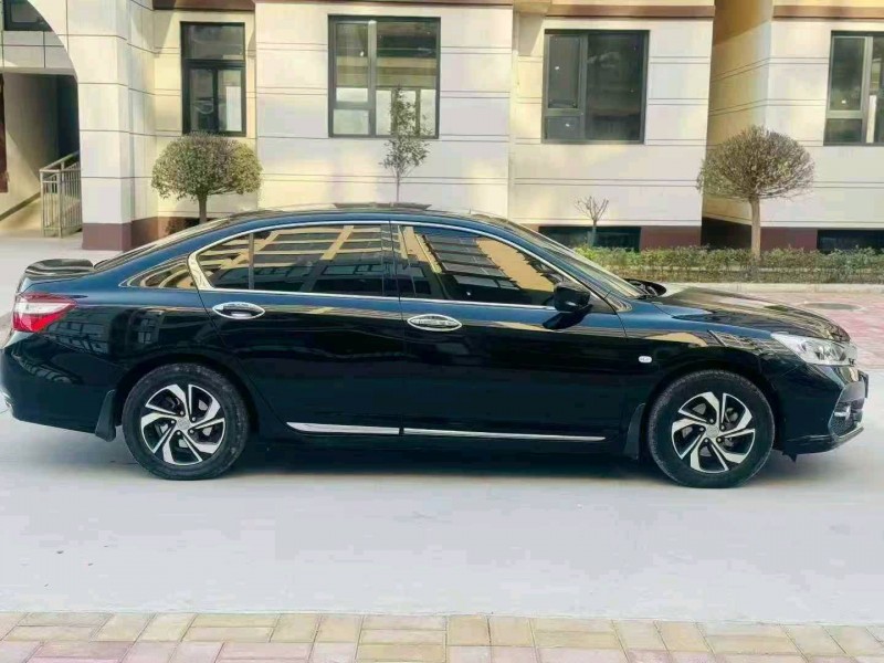 新乡18年本田雅阁8