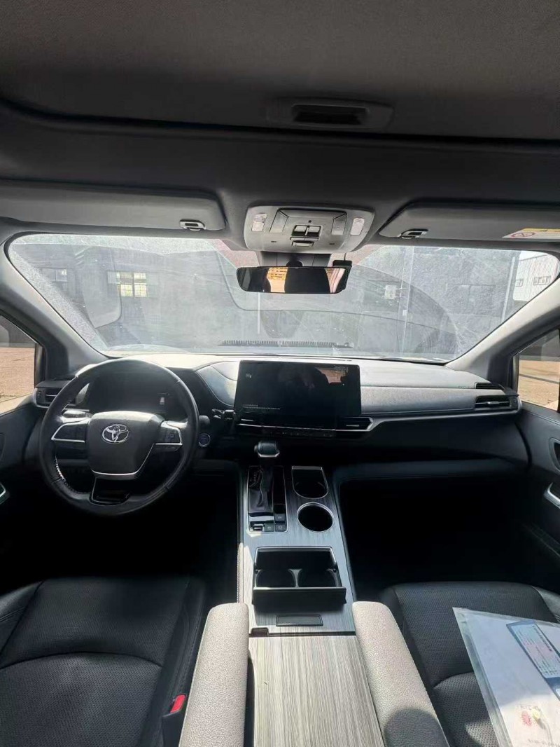 南昌23年丰田塞纳4