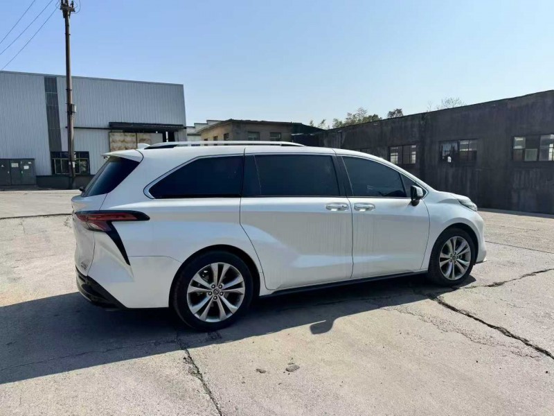 南昌23年丰田塞纳8