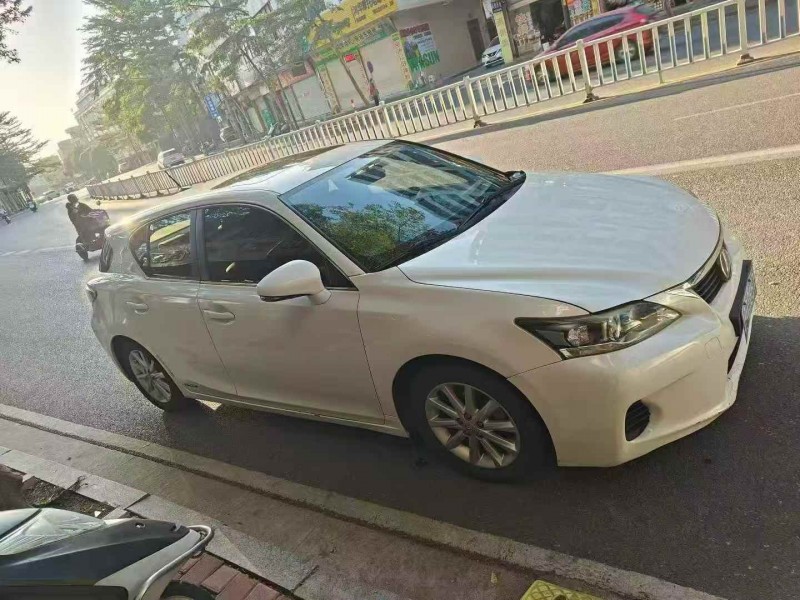 广州12年雷克萨斯CT2