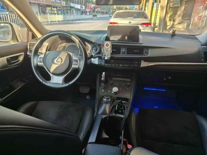 广州12年雷克萨斯CT4