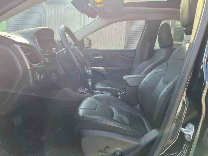 青岛21年Jeep自由光4