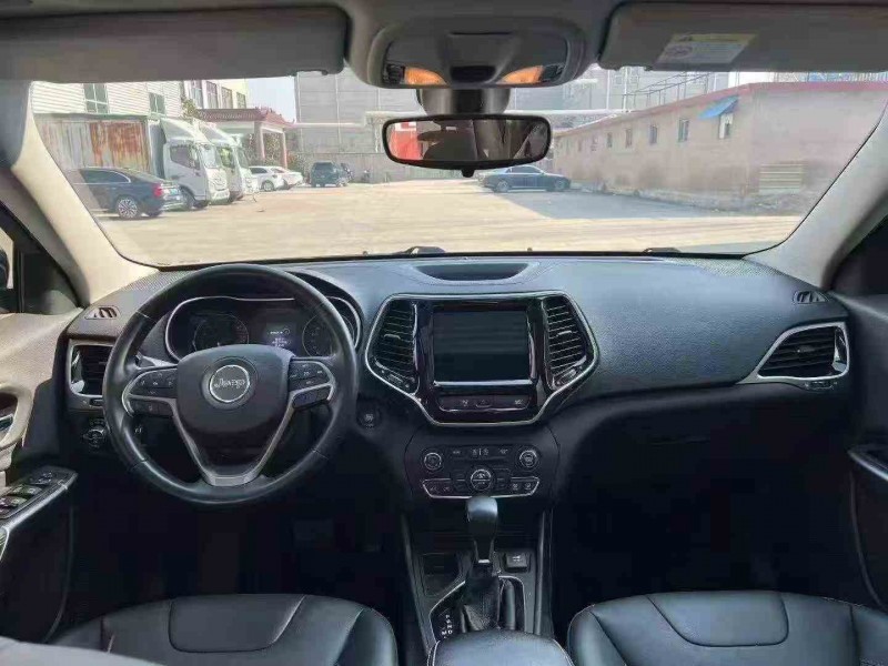 青岛21年Jeep自由光5