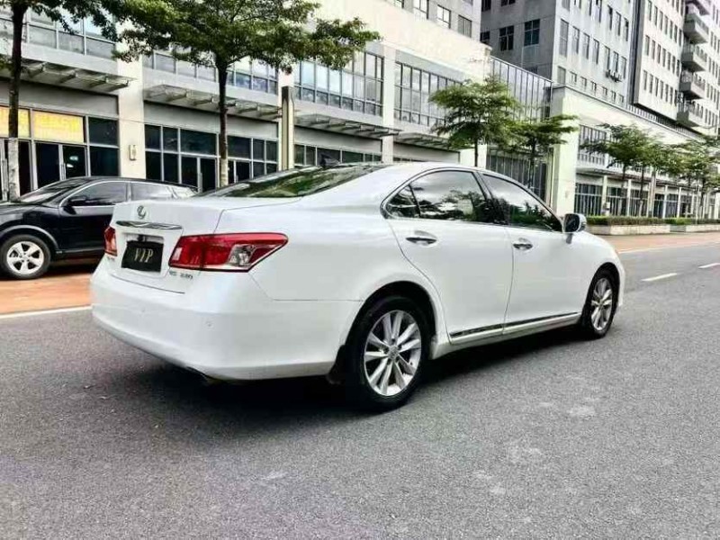 广州12年雷克萨斯ES8