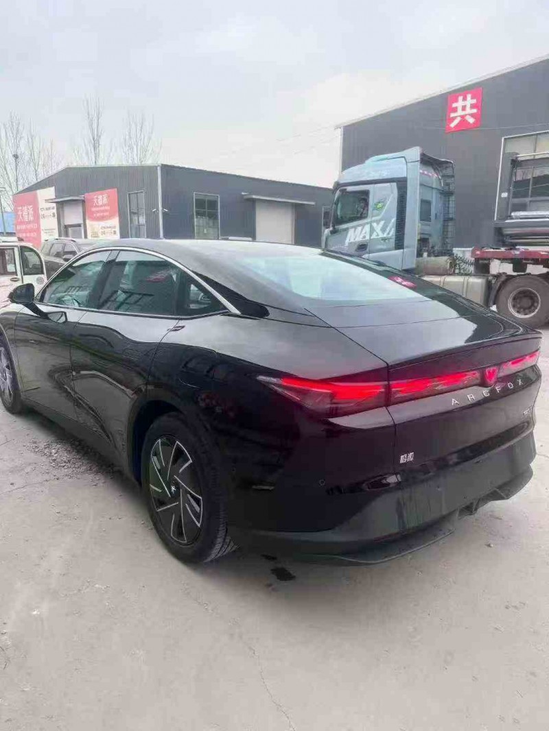 济宁25年极狐汽车阿尔法7