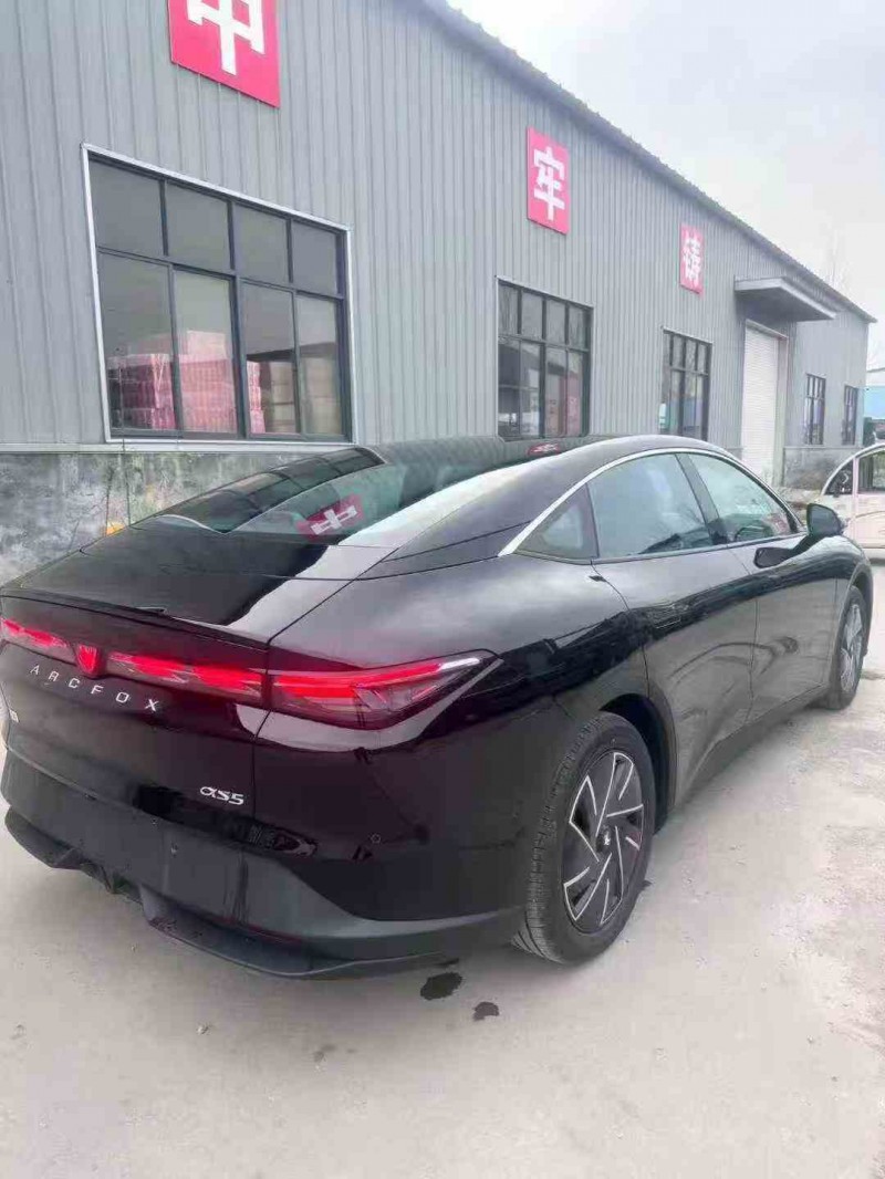 济宁25年极狐汽车阿尔法8