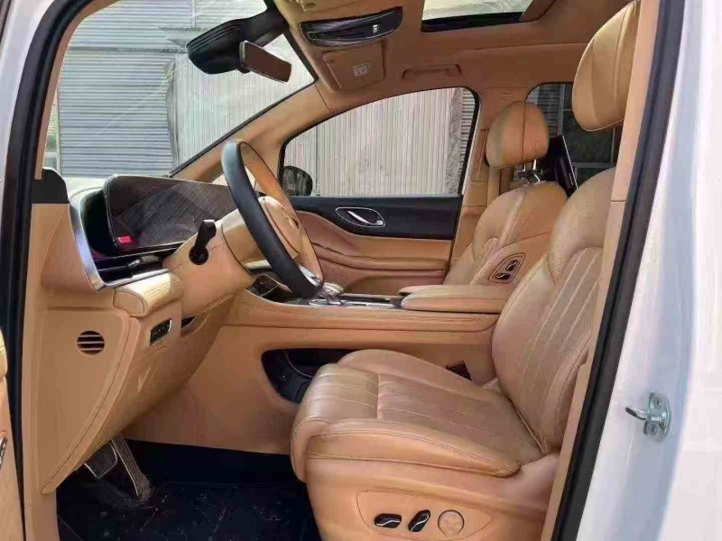 青岛23年岚图汽车梦想家4