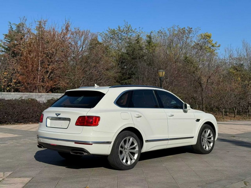 青岛17年宾利添越7