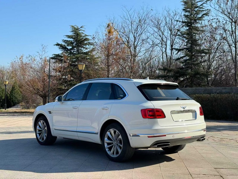 青岛17年宾利添越8