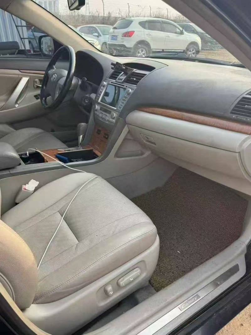 青岛13年丰田凯美瑞4