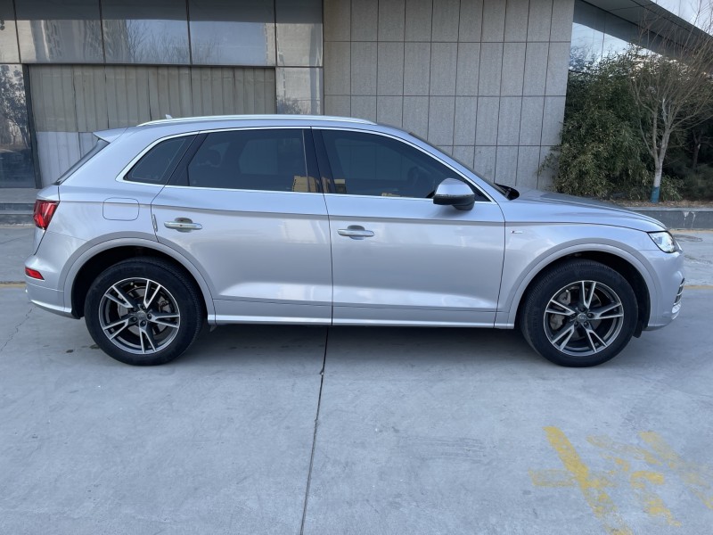 济宁19年奥迪Q58