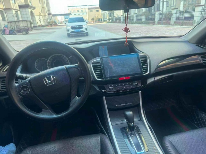 新乡18年本田雅阁4