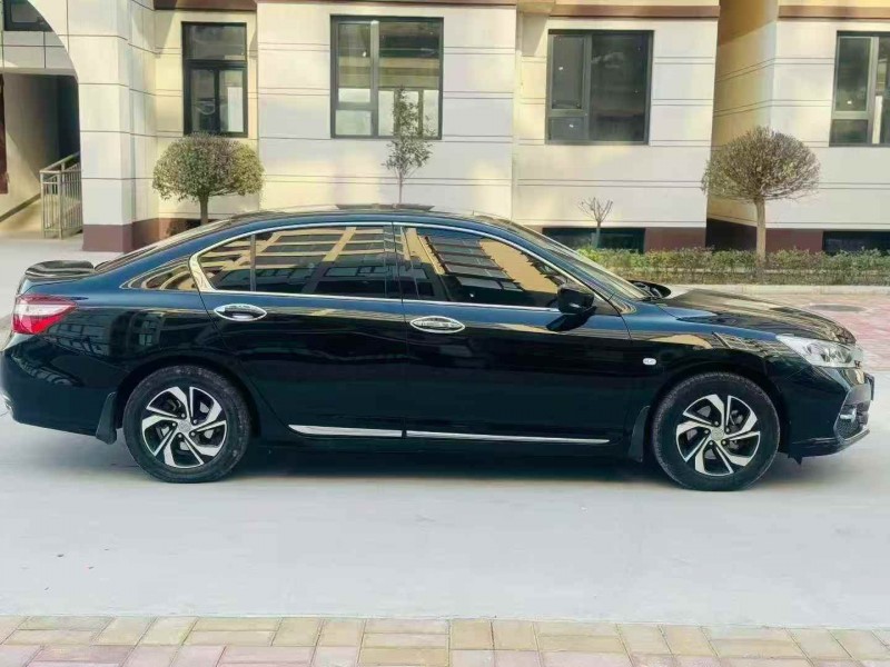 新乡18年本田雅阁7