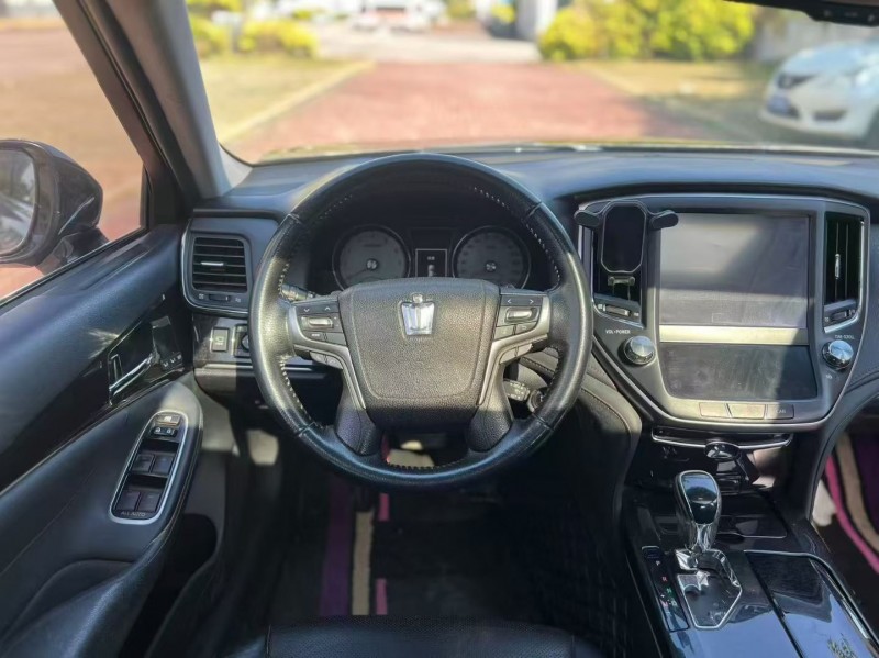 南宁18年丰田皇冠5