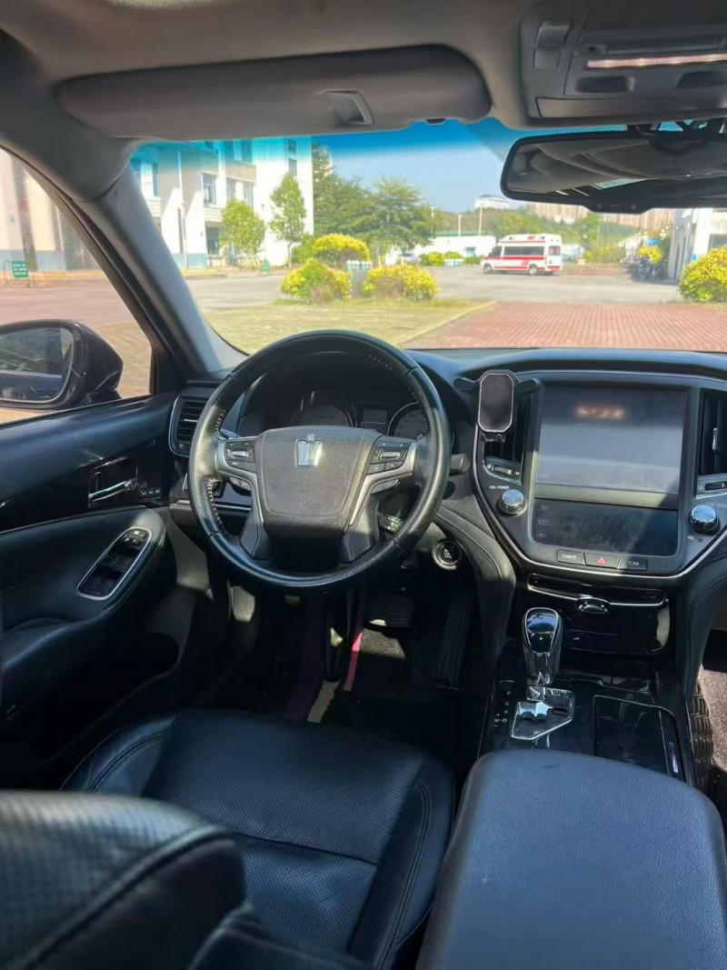 南宁18年丰田皇冠8