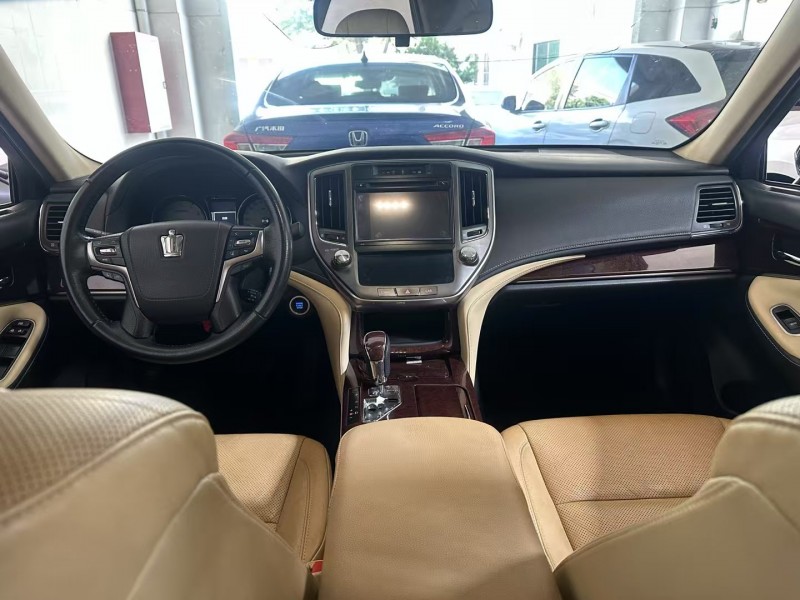 中山18年丰田皇冠5