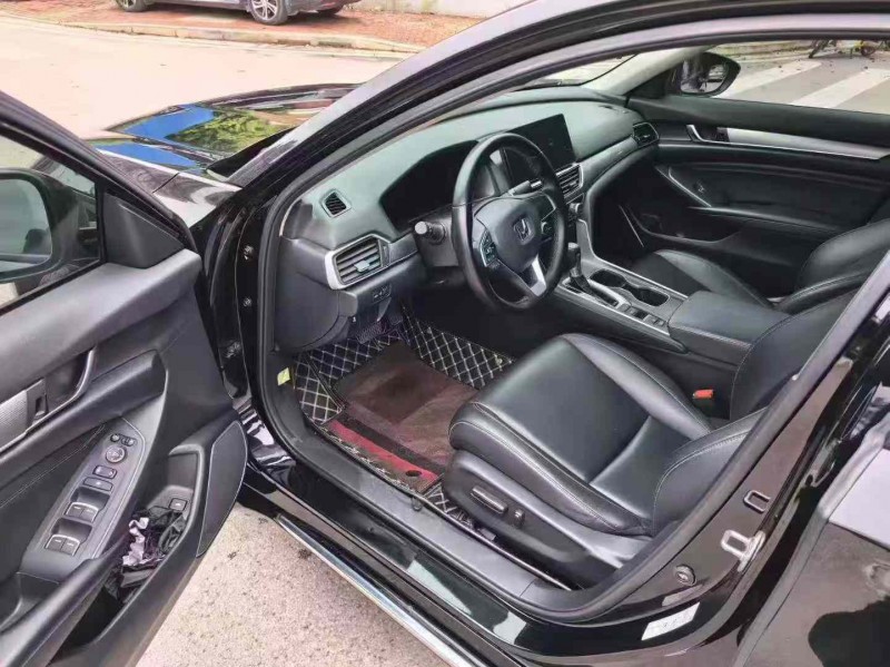 南宁23年本田雅阁4