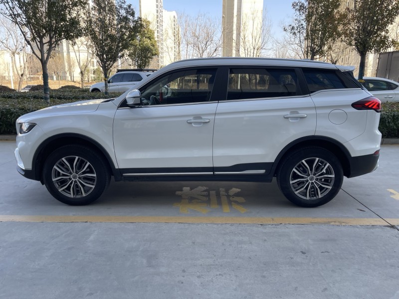 济宁21年吉利博越7