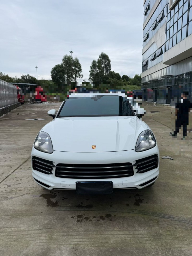 乐山19年保时捷卡宴1