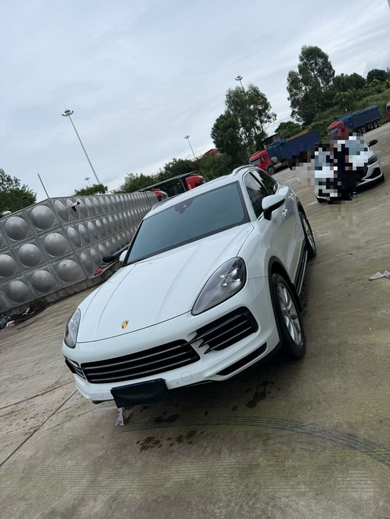 乐山19年保时捷卡宴2