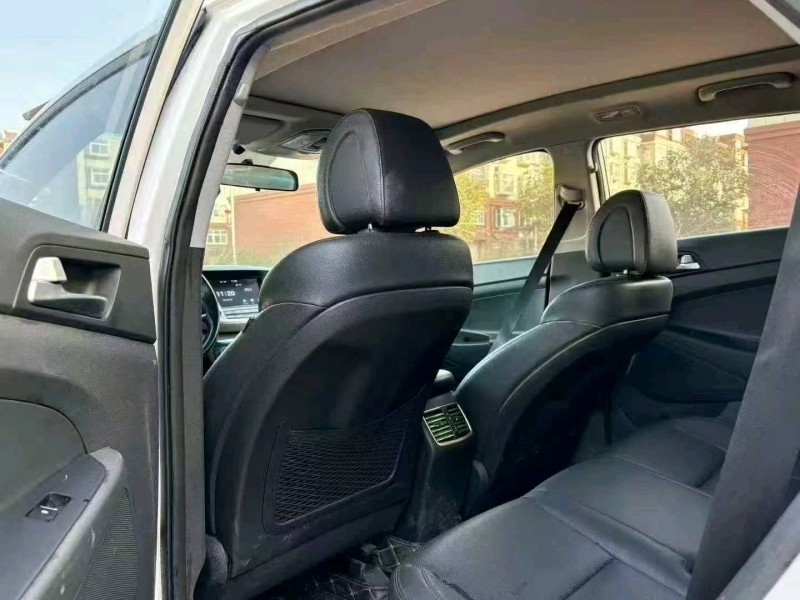 东营17年现代途胜5