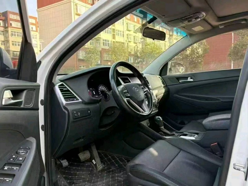 东营17年现代途胜8