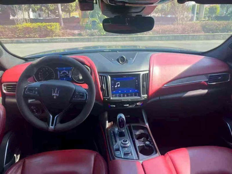 南平17年瑪莎拉蒂Levante4