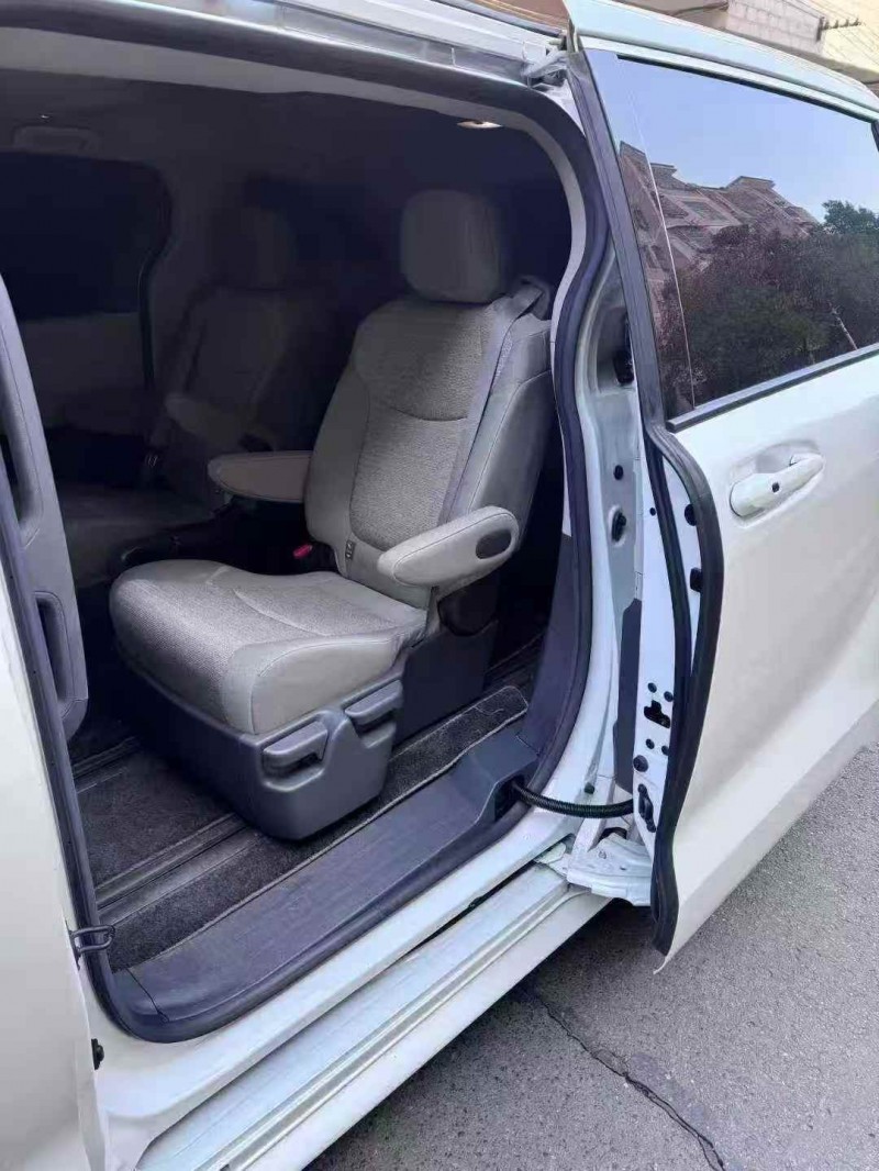 常德24年丰田塞纳7