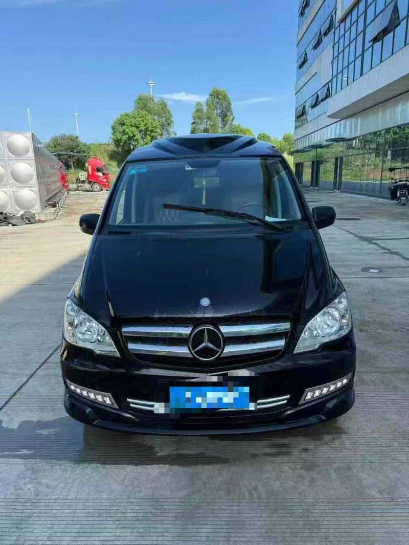 乐山17年奔驰威霆1