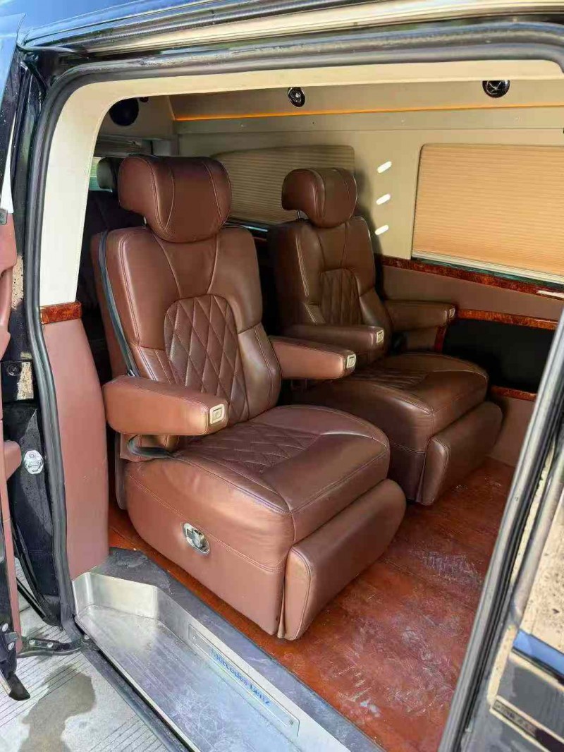 乐山17年奔驰威霆4