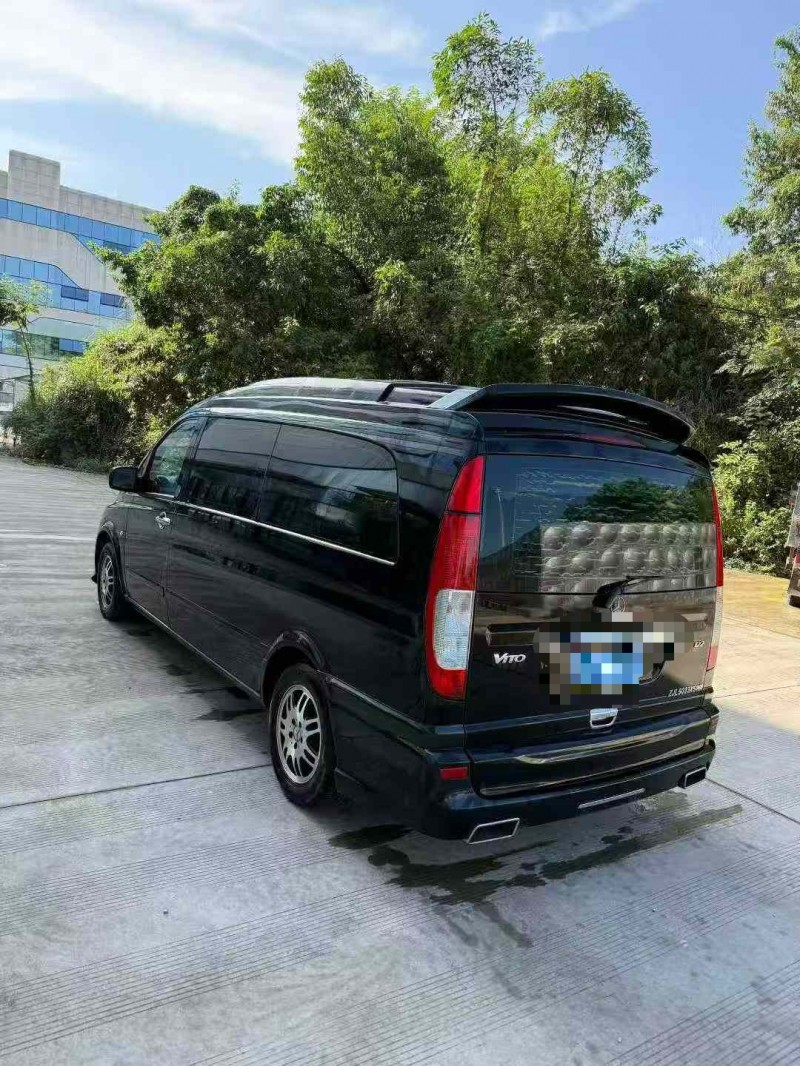 乐山17年奔驰威霆6