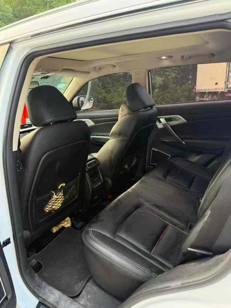 乐山19年吉利博越4