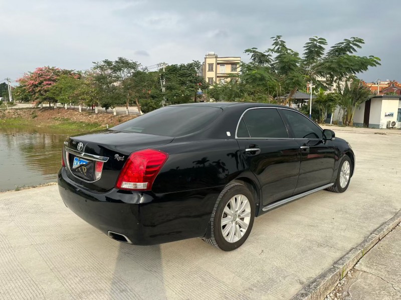 湛江11年丰田皇冠5