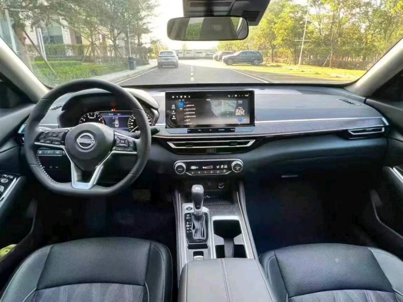 广州25年日产天籁8