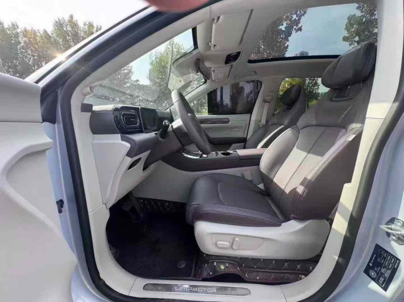 郑州25年零跑汽车C115