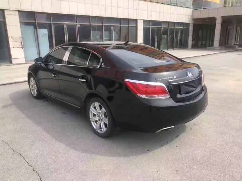 青岛12年别克君越8