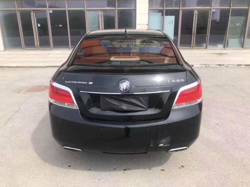 青岛12年别克君越9