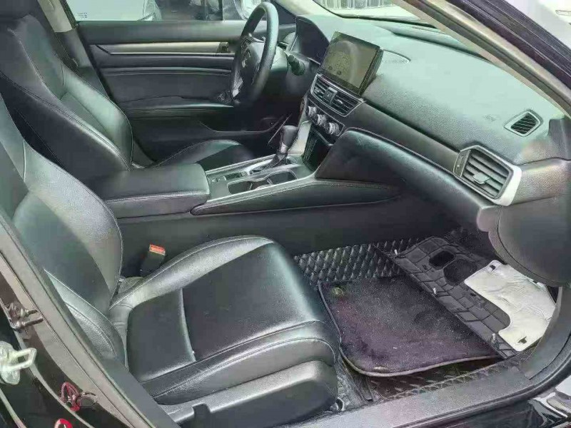 张家界20年本田雅阁5