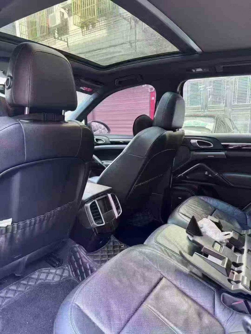 张家界14年保时捷卡宴4