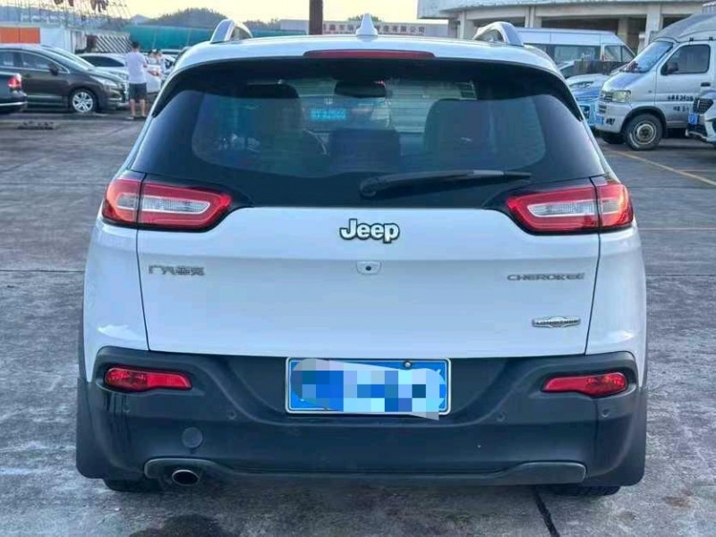 东莞17年Jeep自由光5