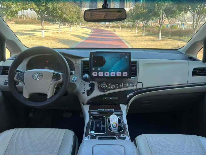 郑州14年丰田塞纳4