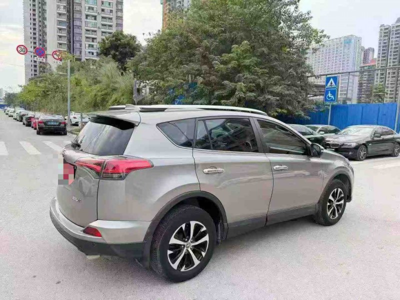 南宁16年丰田RAV47