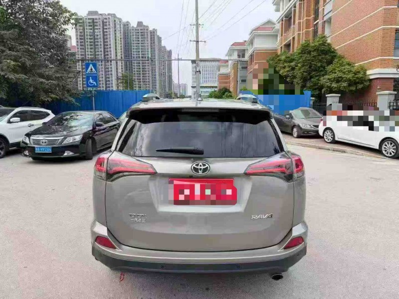 南宁16年丰田RAV49