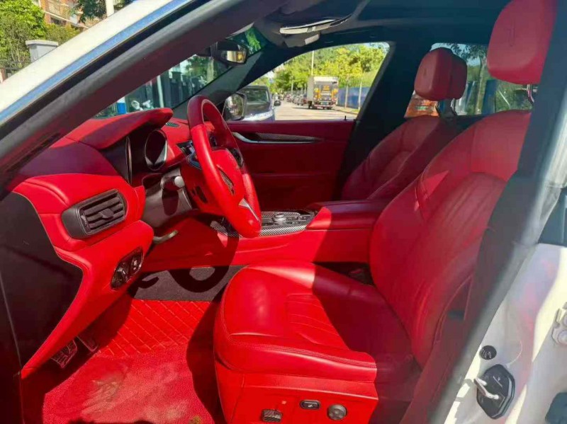 南宁18年玛莎拉蒂Levante4