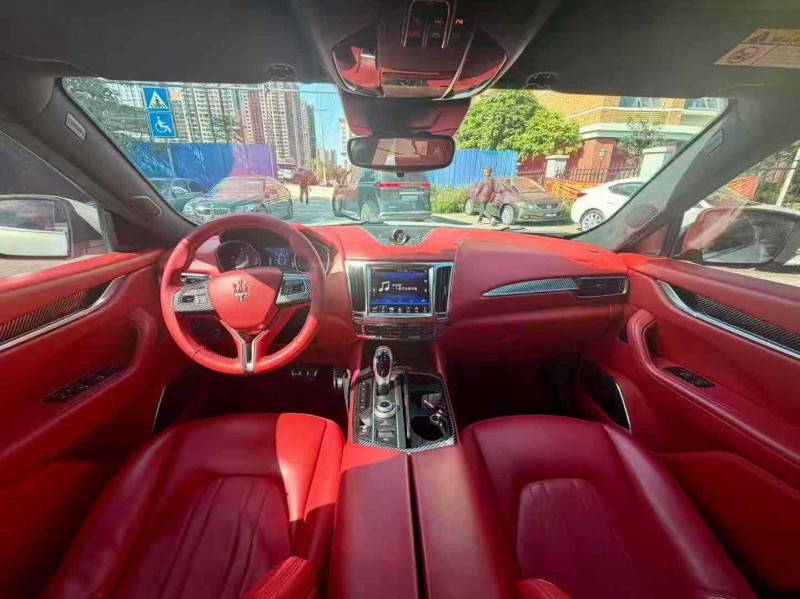 南宁18年玛莎拉蒂Levante5