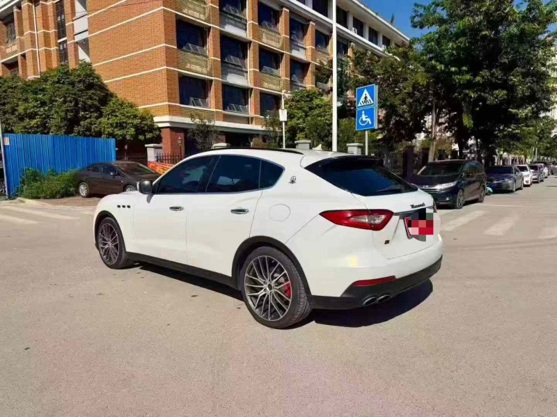 南宁18年玛莎拉蒂Levante8