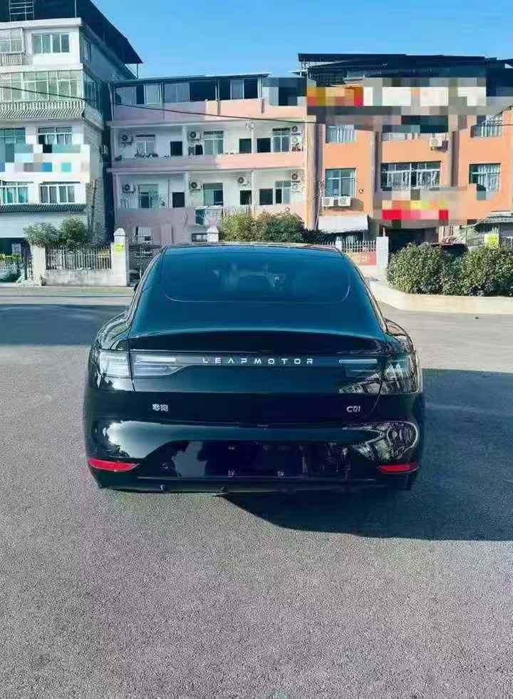 九江25年零跑汽车C019