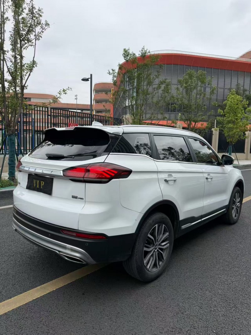 成都19年吉利博越9