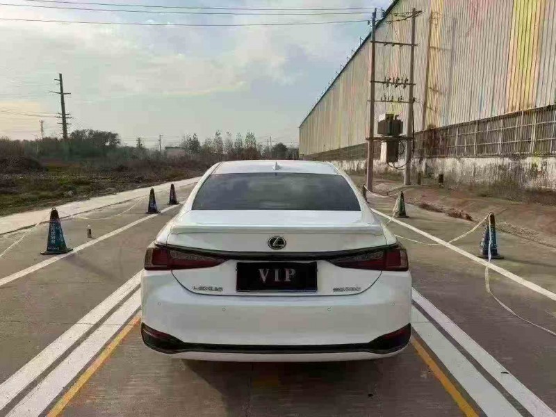 東營21年雷克薩斯ES9
