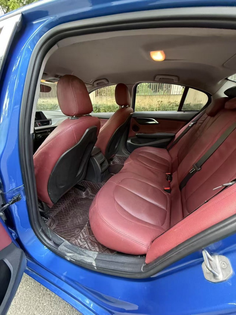 成都18年宝马1系8